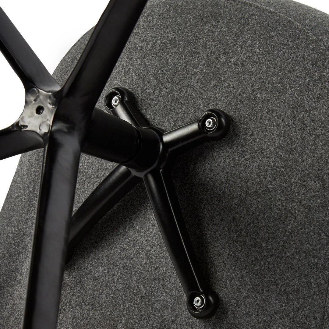 The image shows a conference chair, characterized by its ergonomic design suitable for office settings. The chair features a black base with a five-point star design and a gray felt backrest. The construction appears sturdy, highlighting a blend of modern aesthetics and functionality.