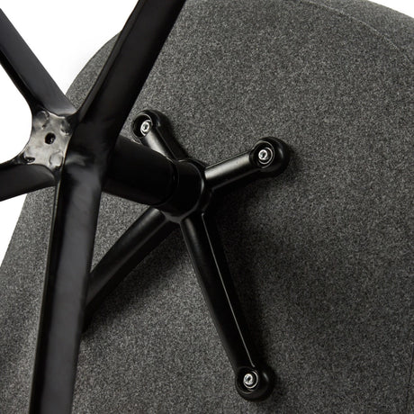 The image shows a conference chair, characterized by its ergonomic design suitable for office settings. The chair features a black base with a five-point star design and a gray felt backrest. The construction appears sturdy, highlighting a blend of modern aesthetics and functionality.